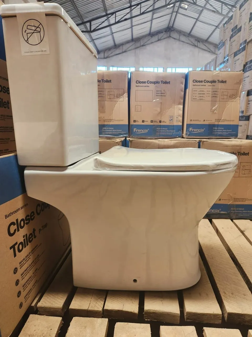 Frencia close-coupled toilet, ivory
